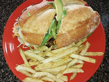 Torta Con ilegal/Asada/ Extra Queso y Aguacate.