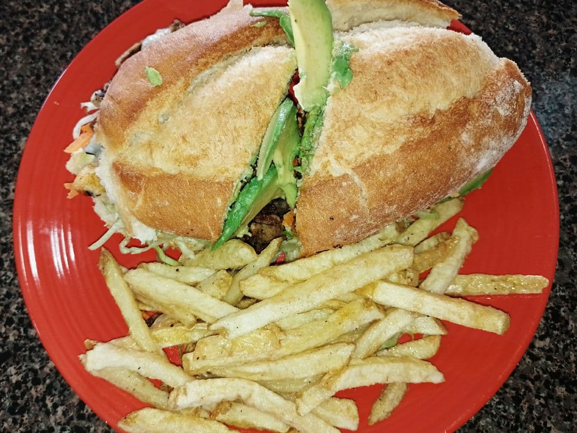 Torta Con ilegal/Asada/ Extra Queso y Aguacate.