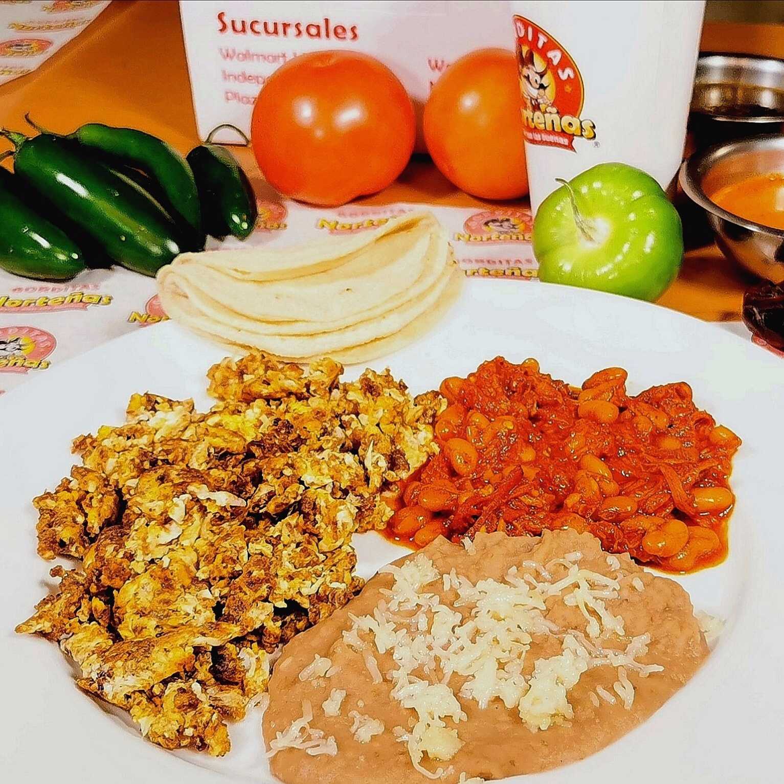Desayuno completo, huevos con machaca