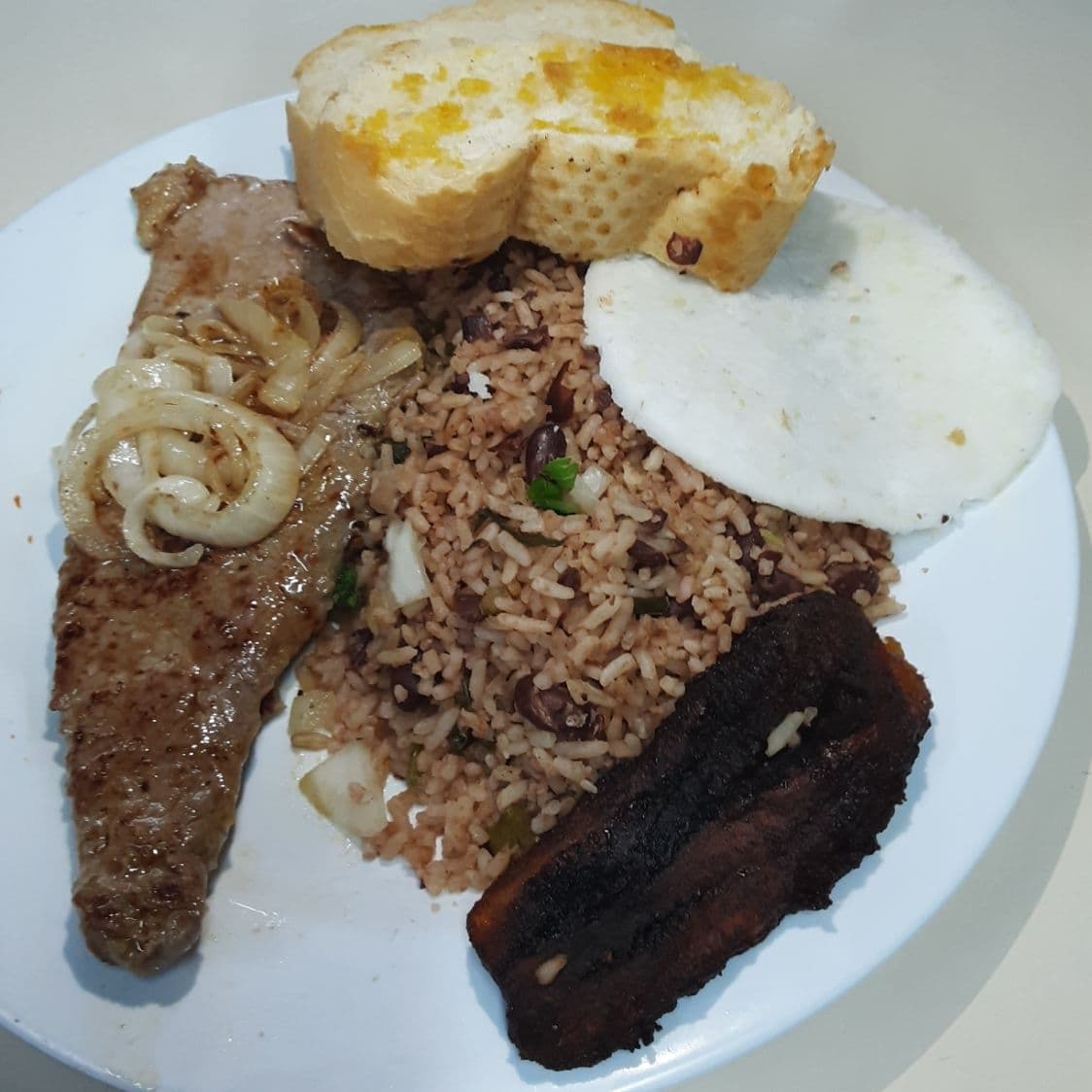 1/2 Pinto con Bistec o Chuleta.