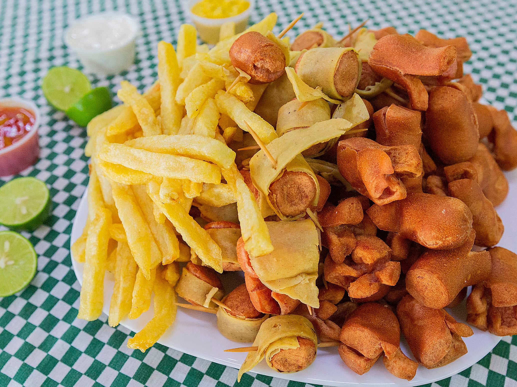 Salchitacos con Papas a la Francesa