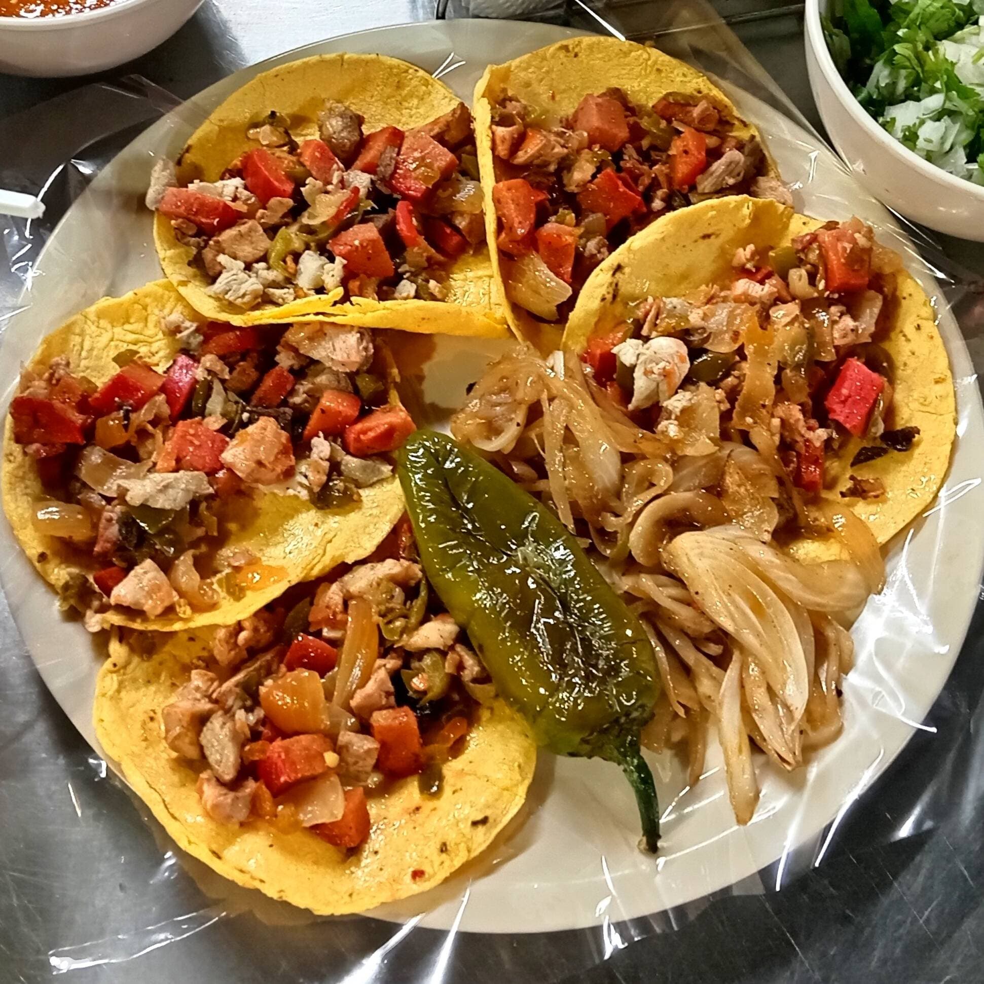5 Tacos de Lomo Cebolla Asada y 1 Chile Toreado