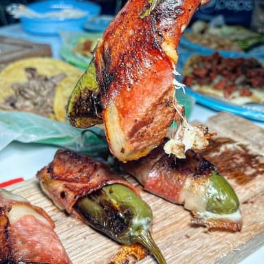 Jalapeños Rellenos de Quesos Envueltos en Tocino