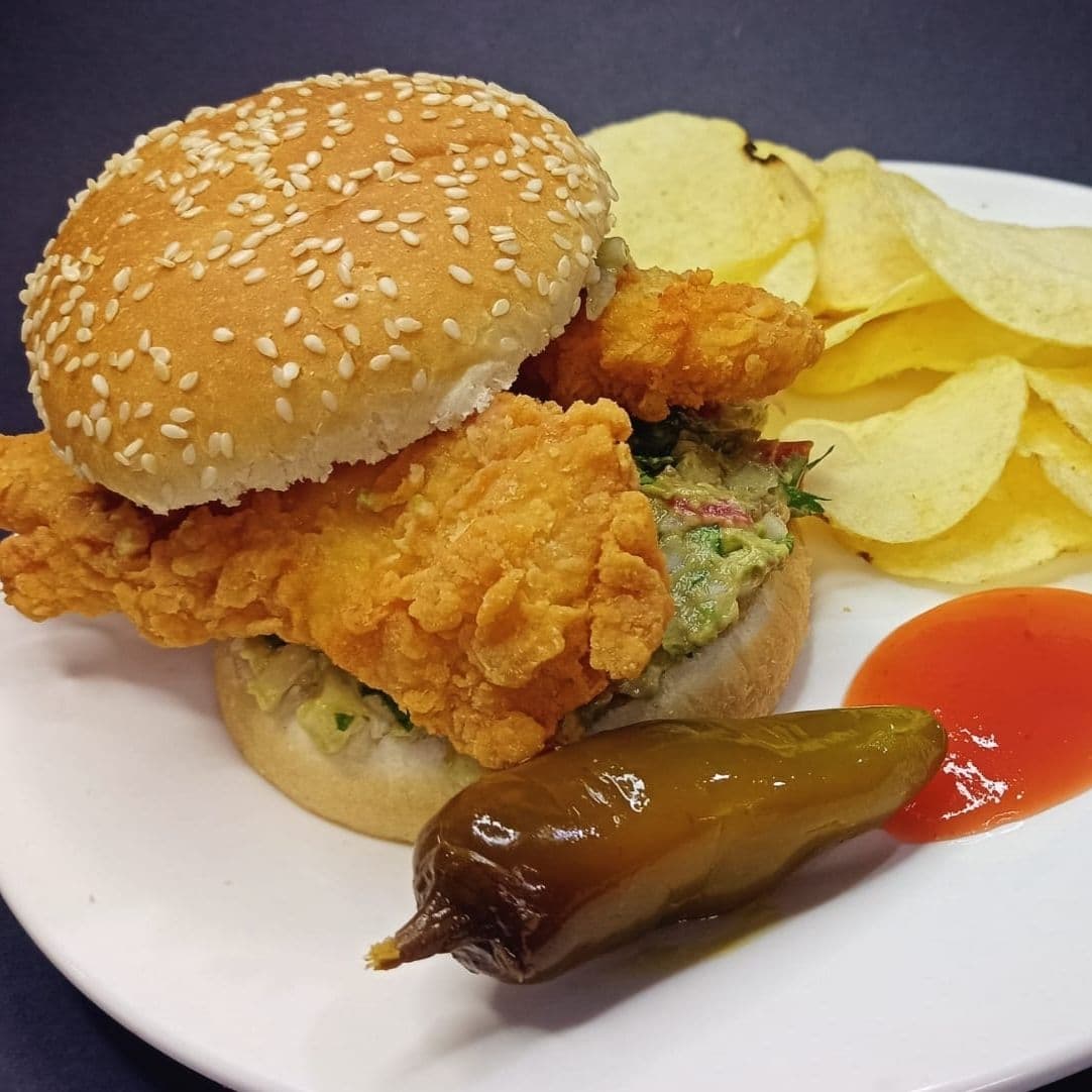 Hamburguesa con papas doradas.
