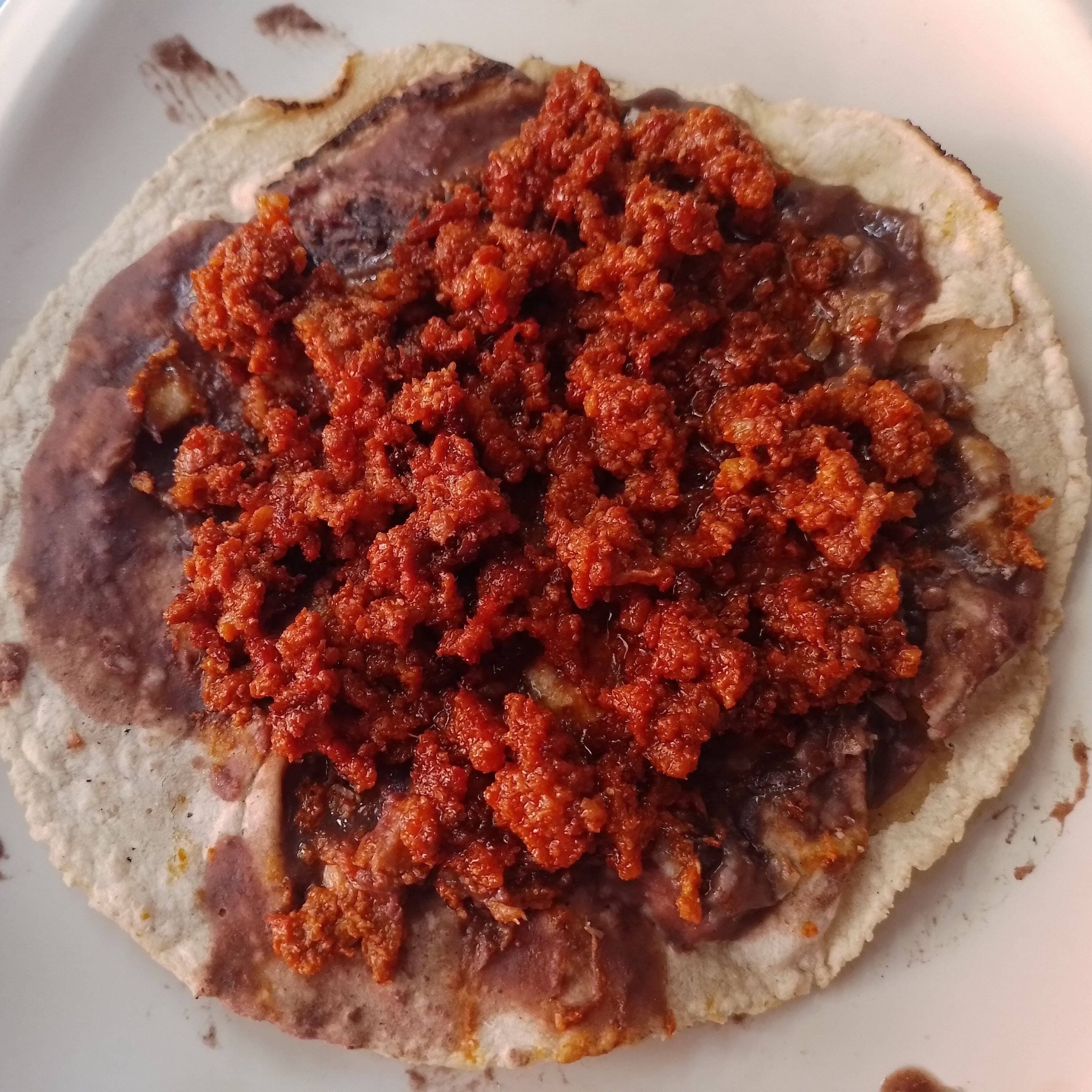 Memela de Chorizo con quesillo