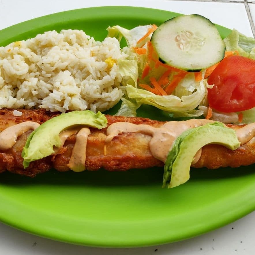TIRITA DE PESCADO CON ARROZ Y ENSALADA