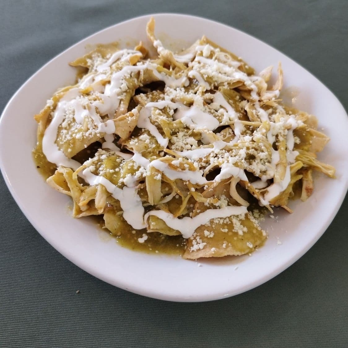 Chilaquiles verdes con pollo