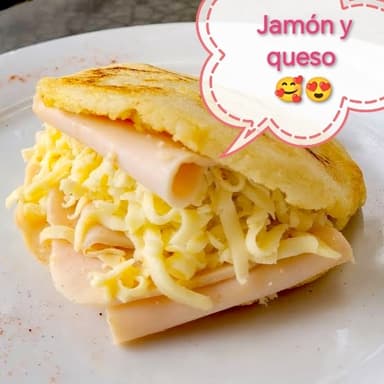 Arepa de Jamón con Queso