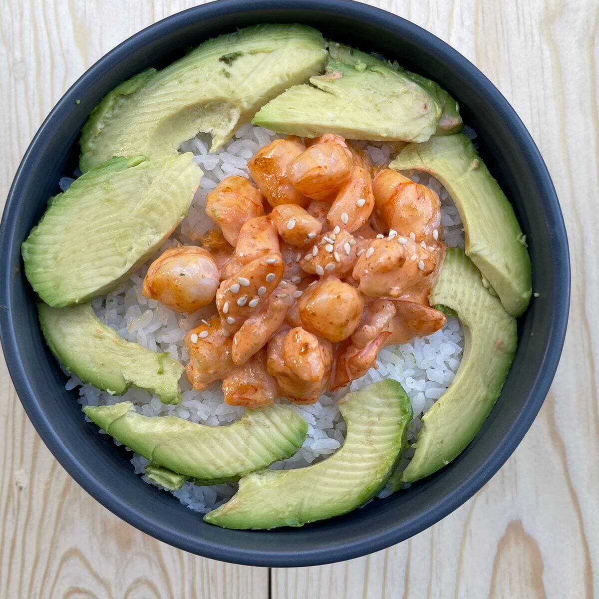 Bowl de Camarón Spicy y Aguacate
