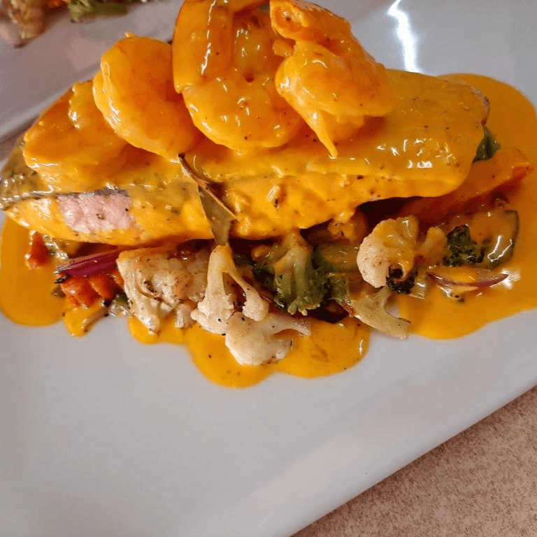 Salmón en Salsa Caribeña  Camarones