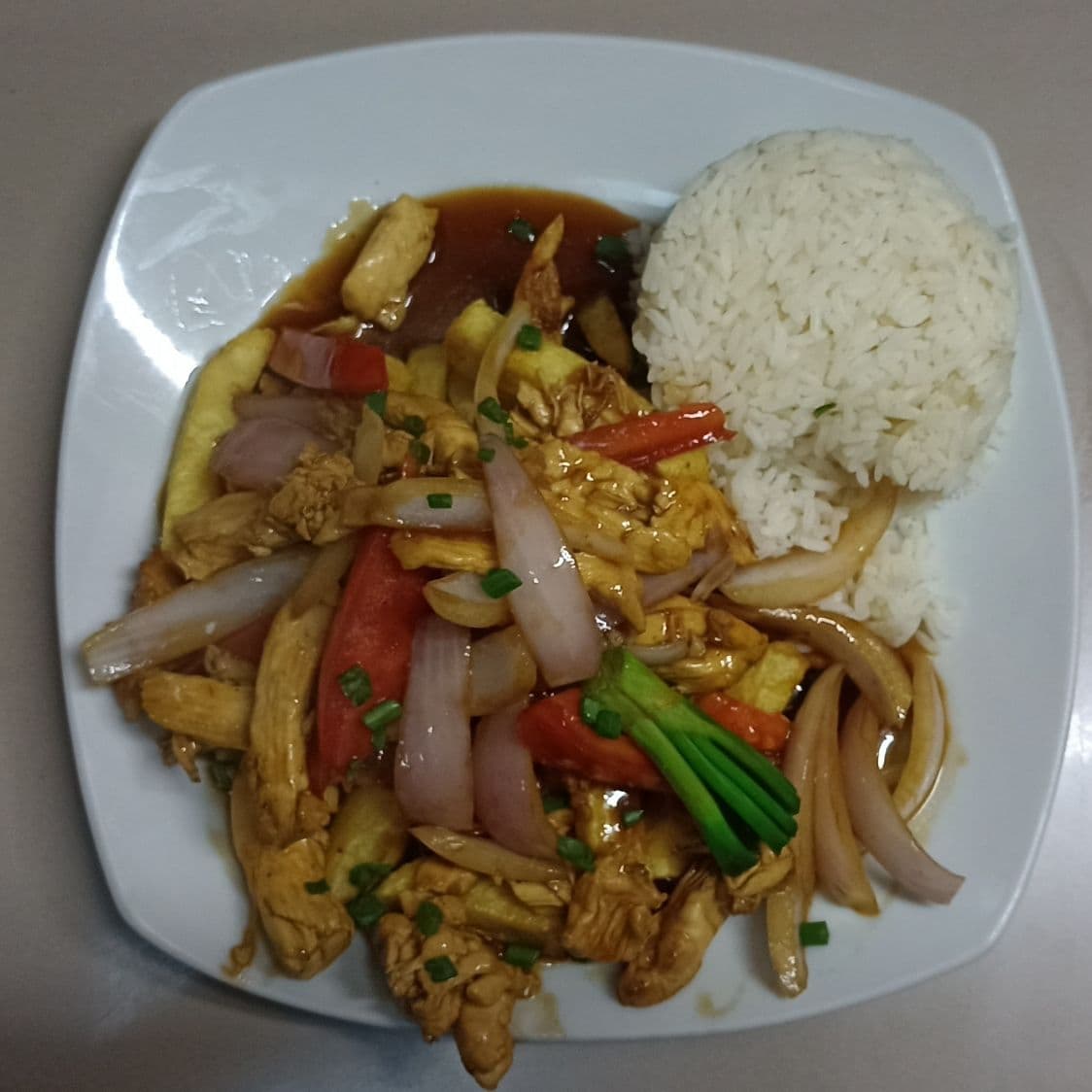 Saltado de Pollo más PEPSI