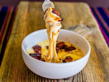 Queso fundido con chistorra