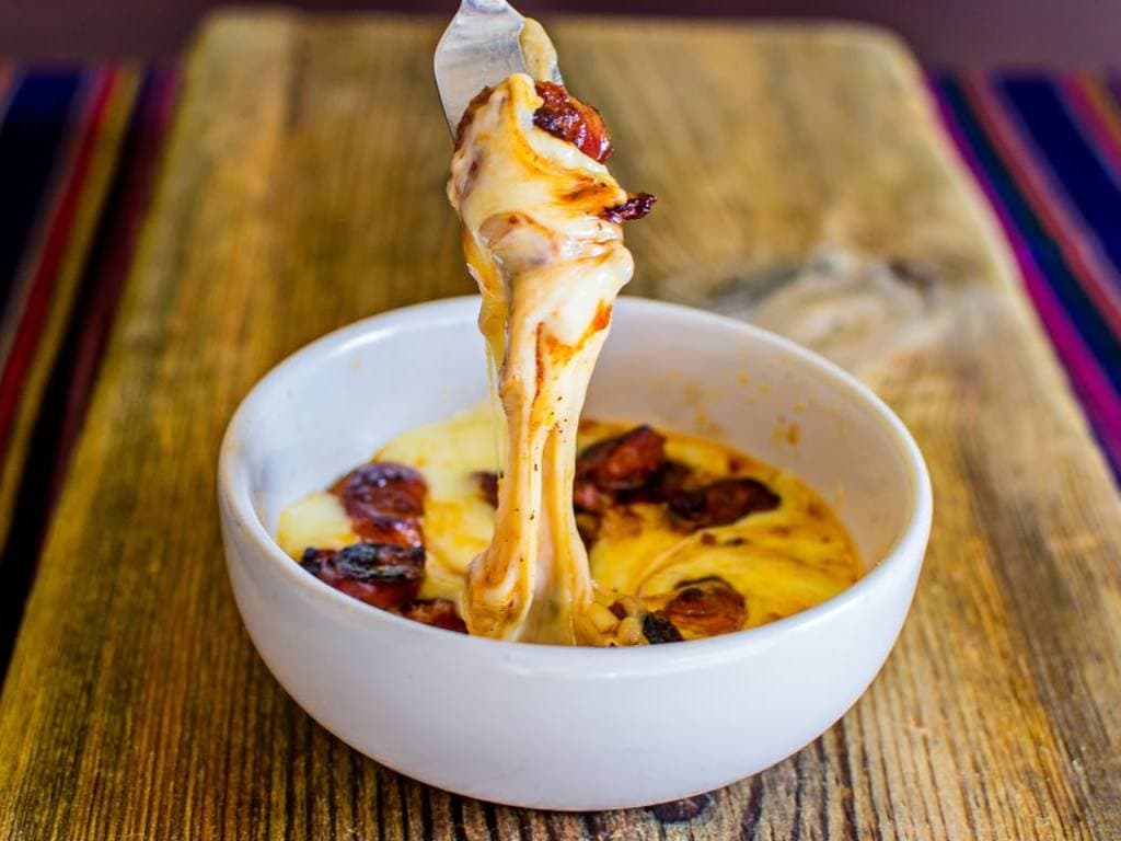 Queso fundido con chistorra