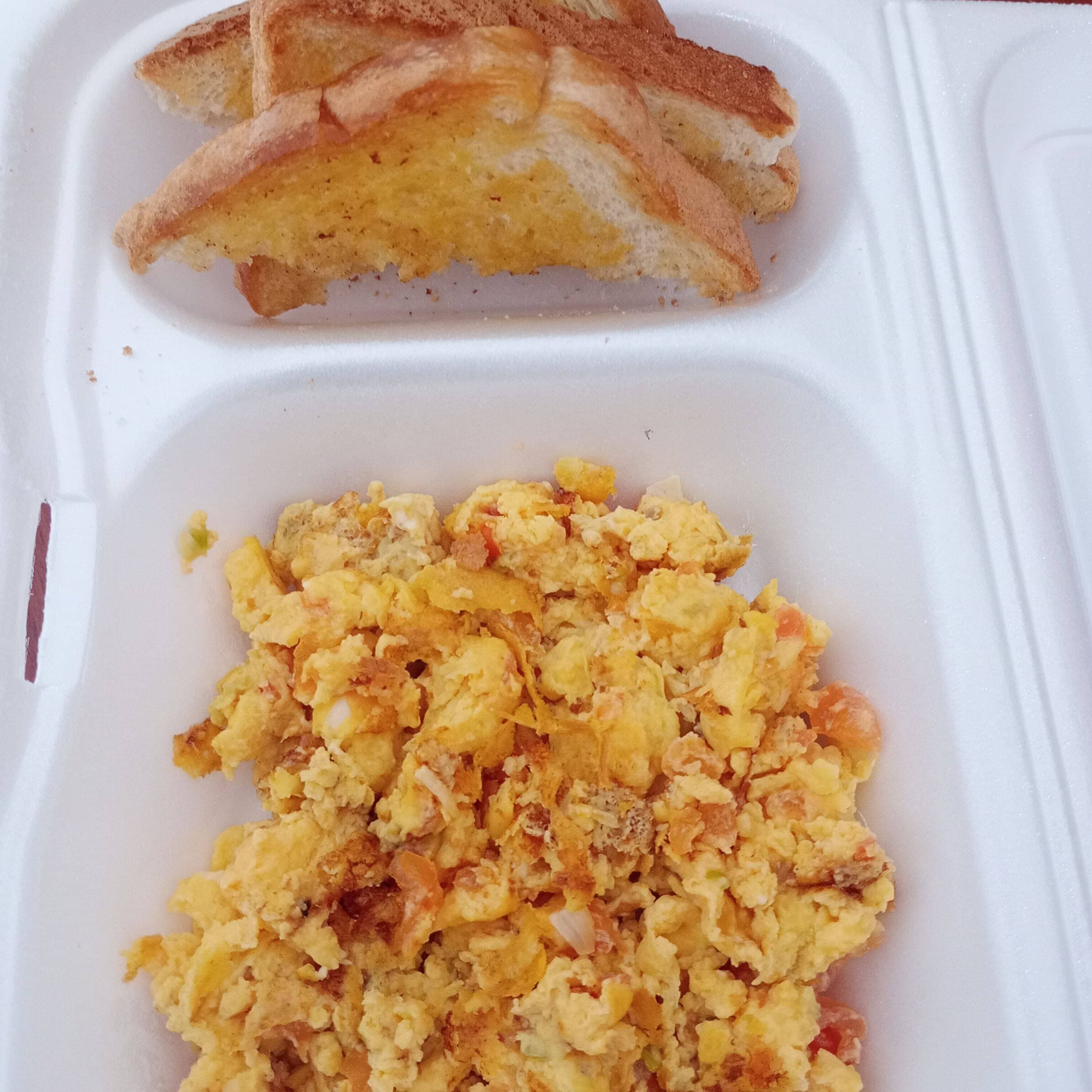 Huevos Pericos con Pan Tostado