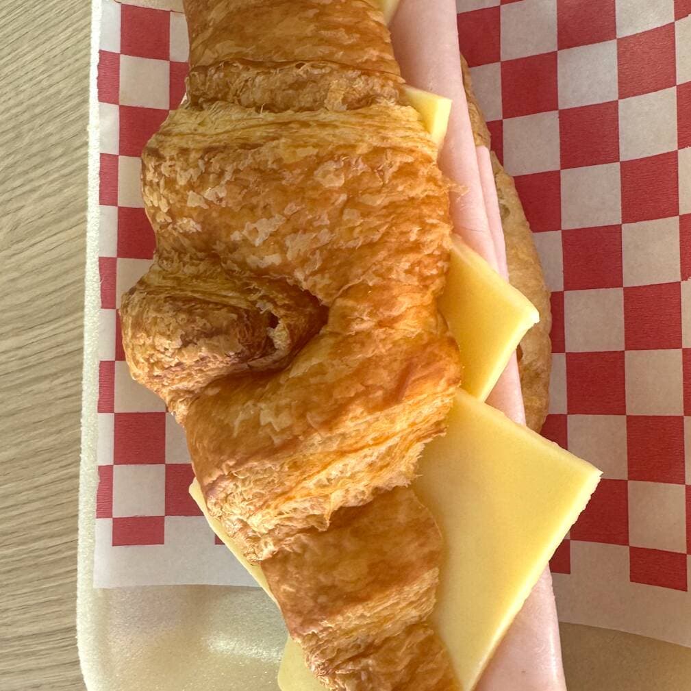 Croissant De Jamón De Pavo Con Queso