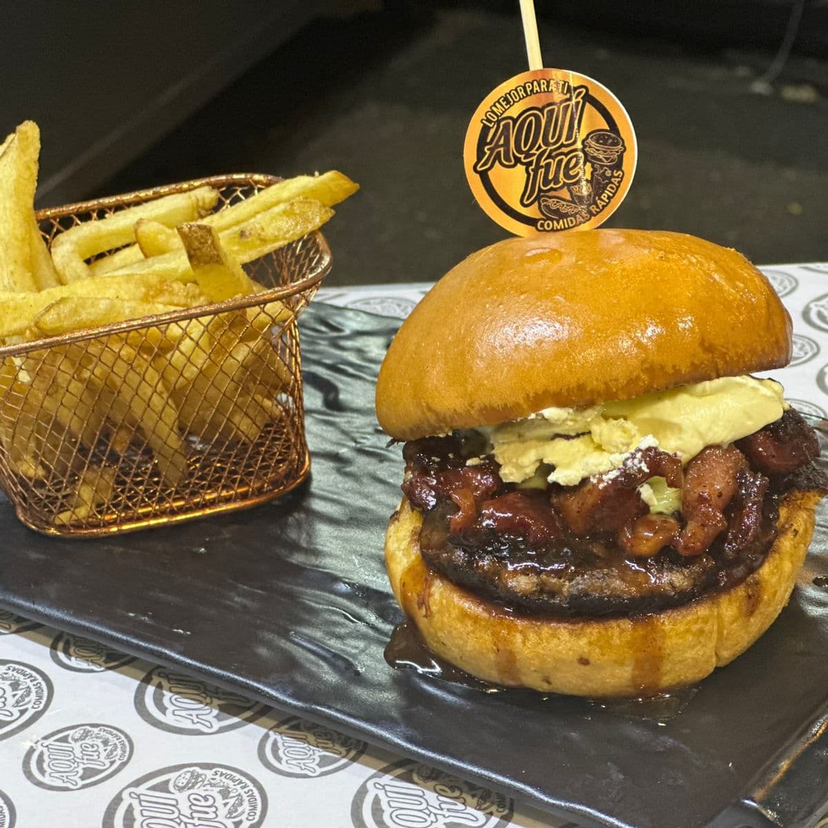 Burger Cheese and Bacon 200gr + Papas