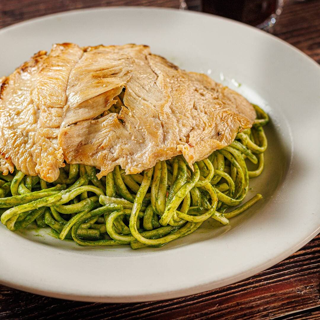 Tallarines Verdes con Pechuga a la Plancha