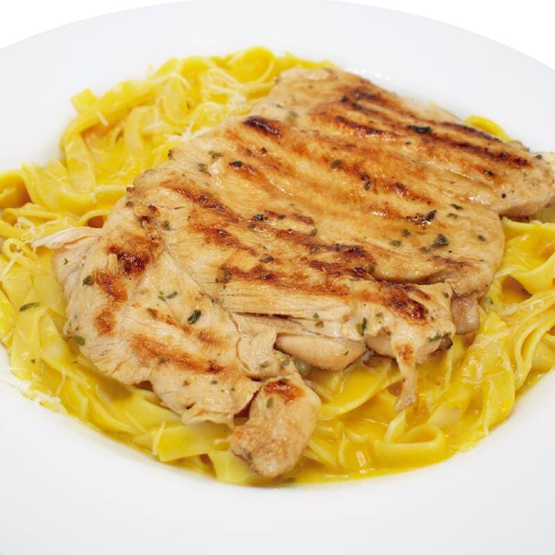Fetuccini con Filete de Pollo