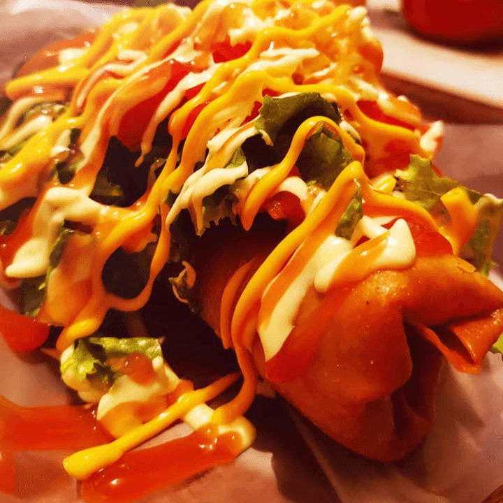 Burrito Frito de Carne con Queso y Lechuga Encima