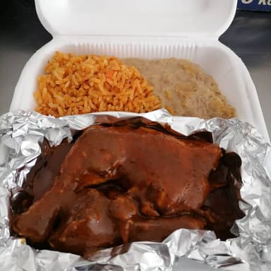 Pollo: pierna y muslo en mole, chipotle ó cilantro