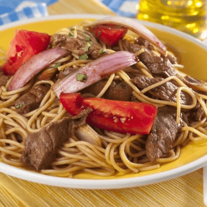 Tallarín Saltado de Carne Chicha Morada