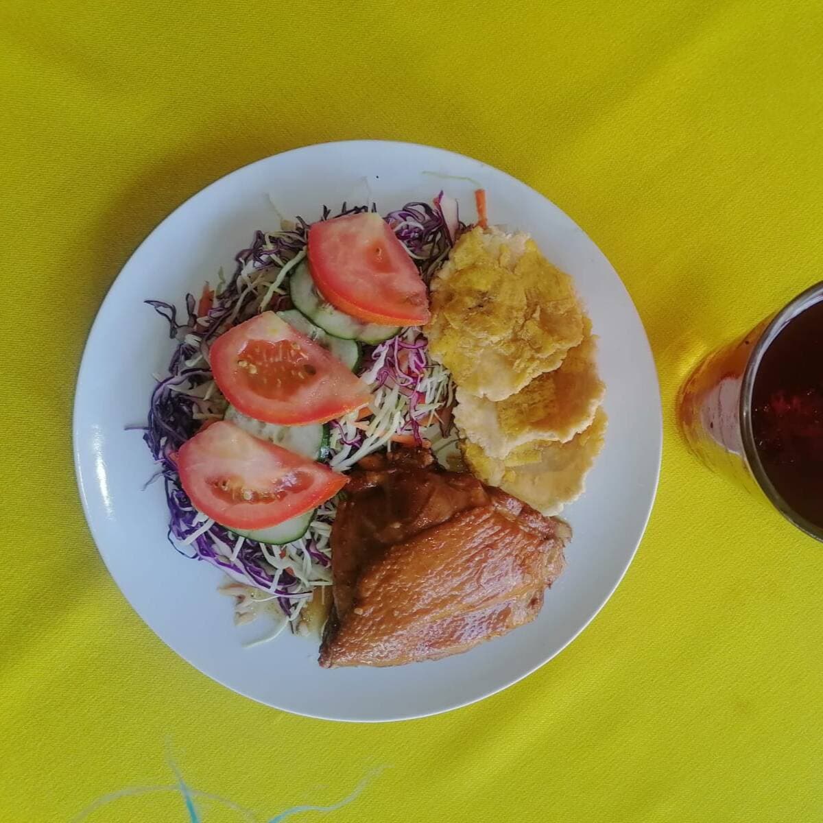 Ensalada Verde con Pollo Caribeño