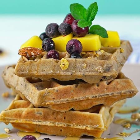 Waffles con Mango y Arándano