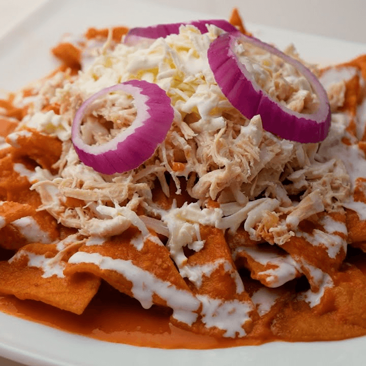 Chilaquiles rojos con pollo desmenuzado