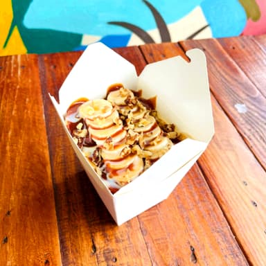 Mini Hot Cakes con Cajeta, Plátano y Nuez