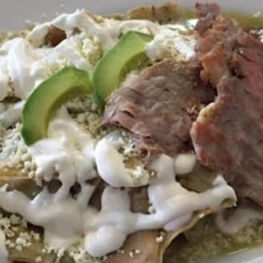 Chilaquiles con Bistec + Cafe