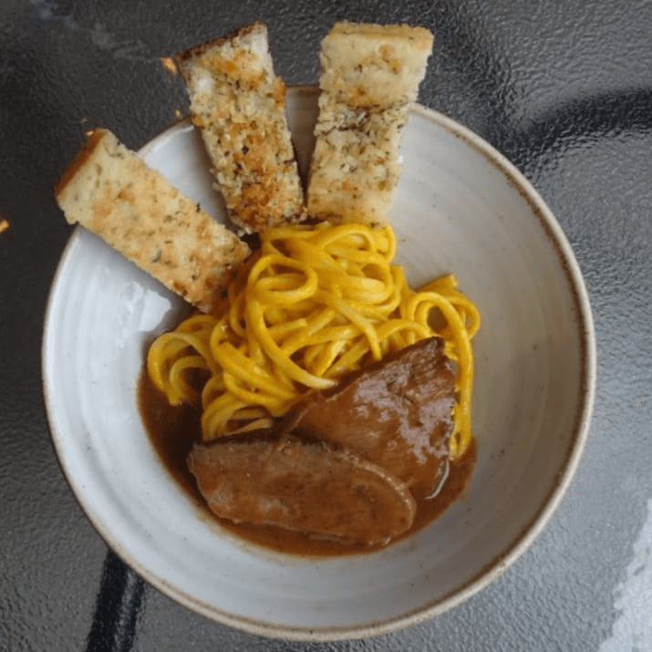 Spaghetti a la Huancaína con Asado