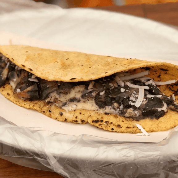 QUESADILLAS DE CHICHARRÓN EN SALSA VERDE