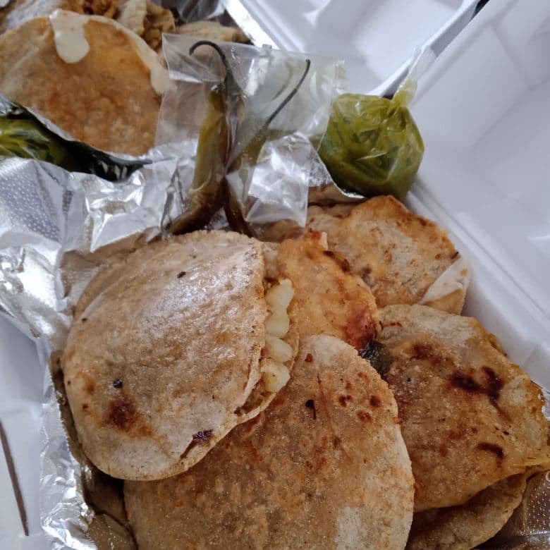 Gordita de maíz  chicharrón prensado