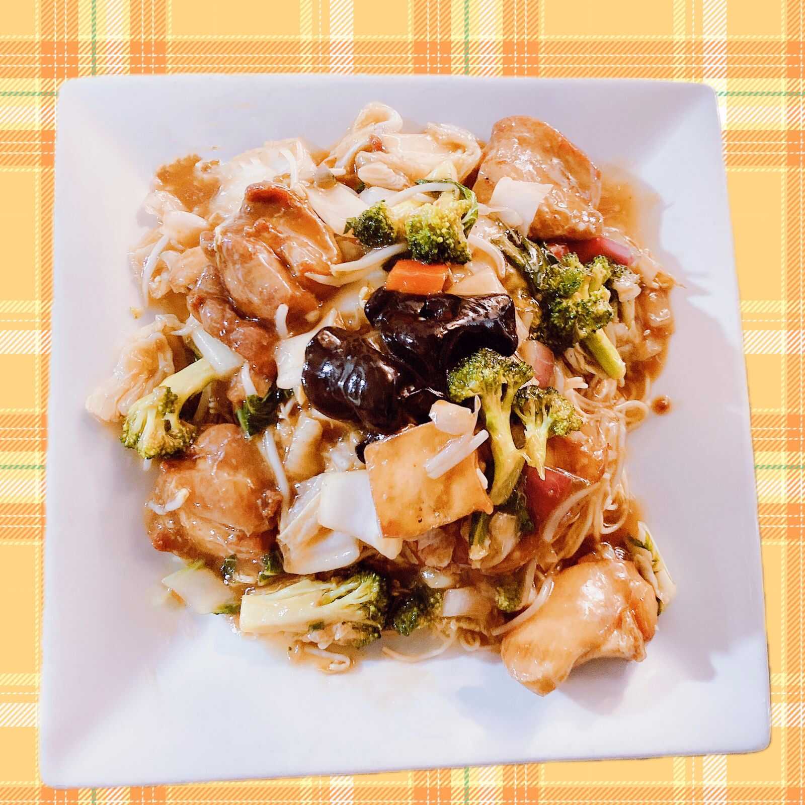 Tallarín con Pollo en Trozos