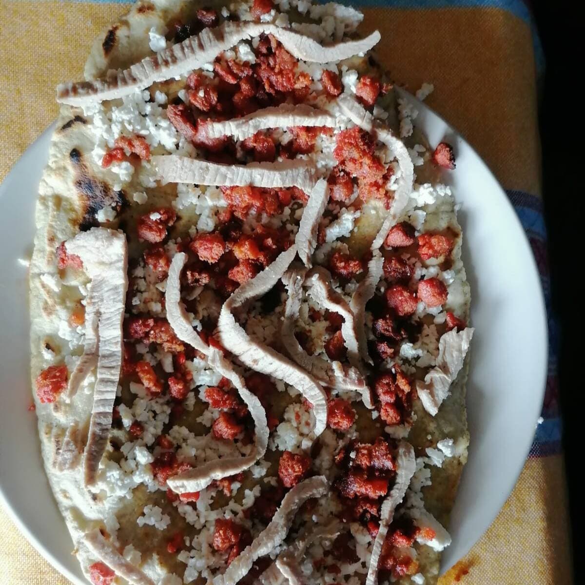 Huarache Gigante con Bistec, longaniza y panela