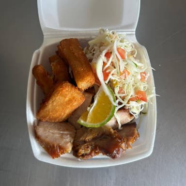 Chicharrón, Yuca y Ensalada
