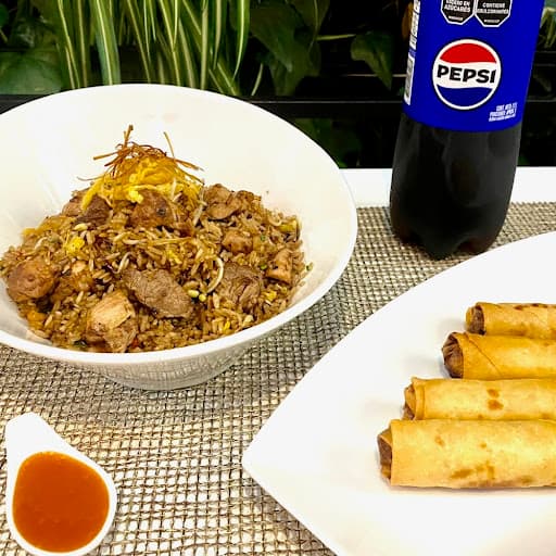 Arroz Pollo, Cerdo y res + Egg Rolls X 4