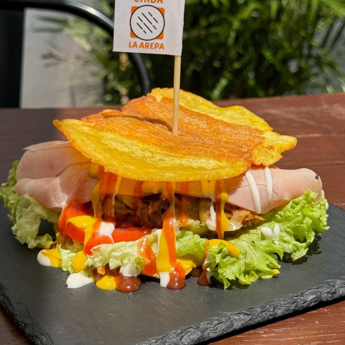 Patacón de pollo deshebrado