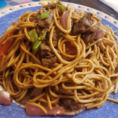 Tallarín Saltado con Carne ,Inca Kola 500 Ml