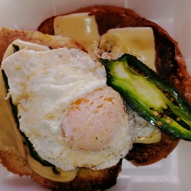 Molletes con Buevito Estrellado
