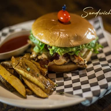 Sandwich de pollo al pesto