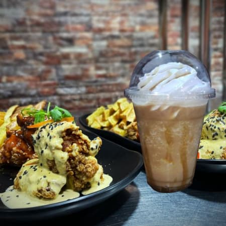 Alitas en su salsa + Frapp Capuccino