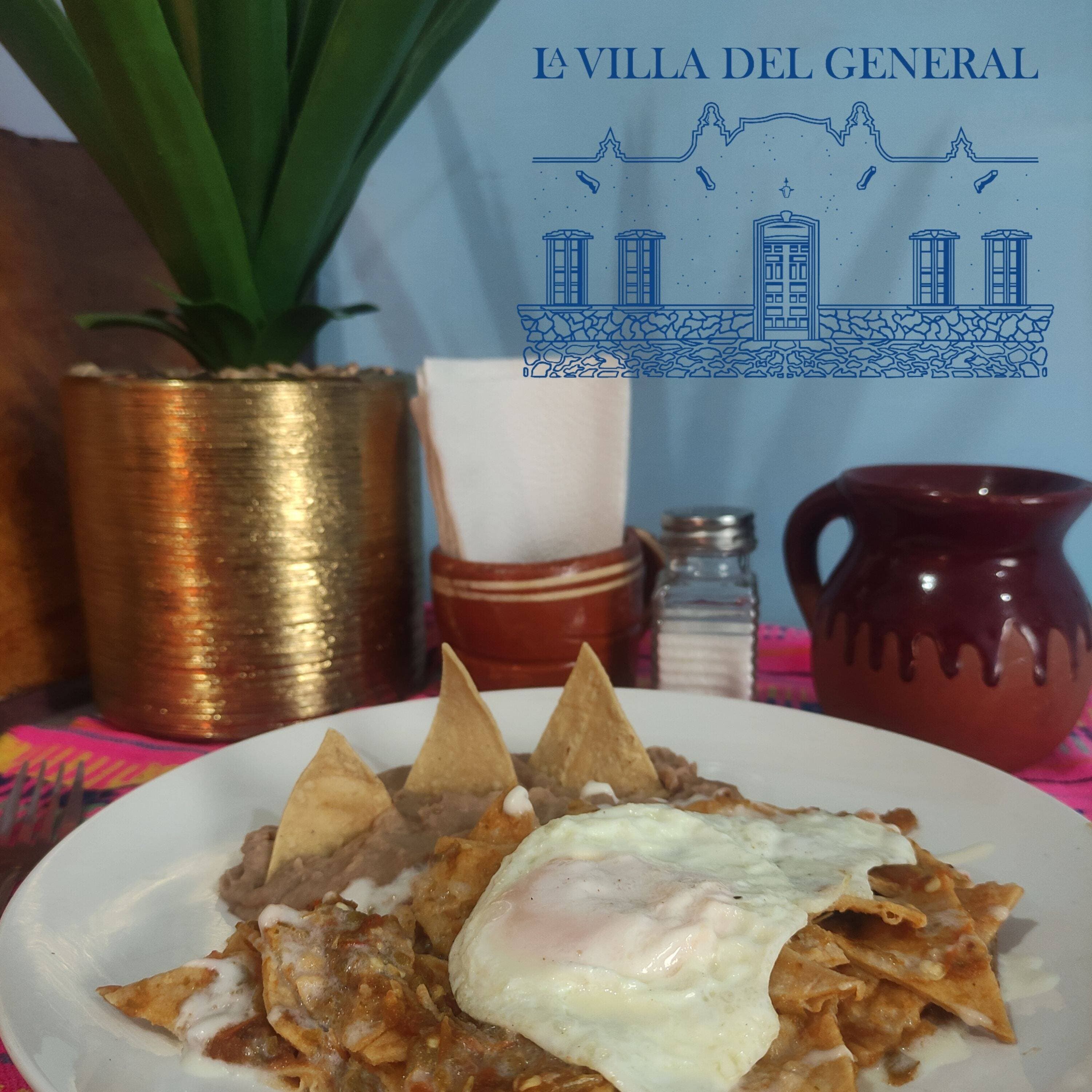 Chilaquiles Rancheros con Huevo