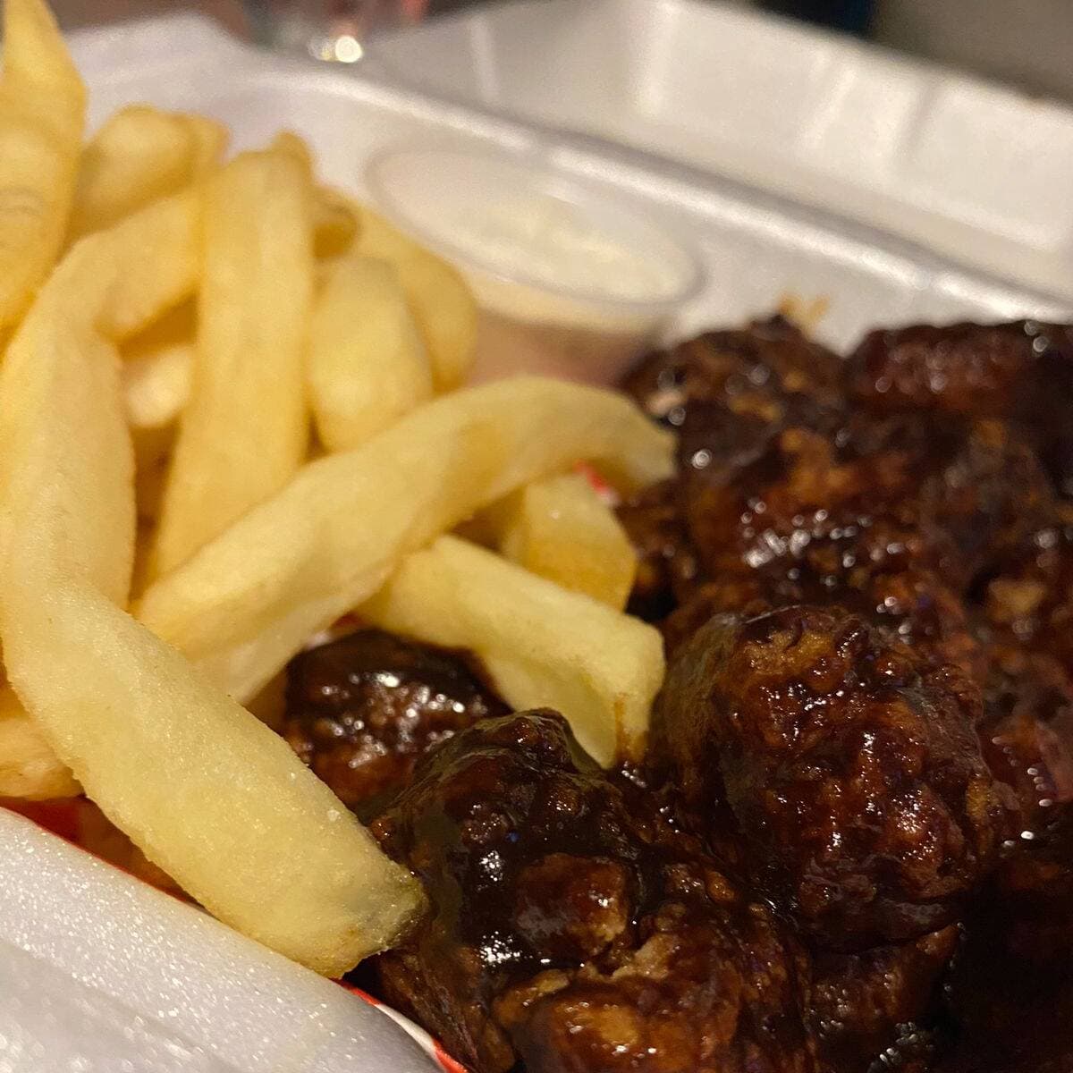 Boneless Chipotle con Papas Fritas 10-11 Und