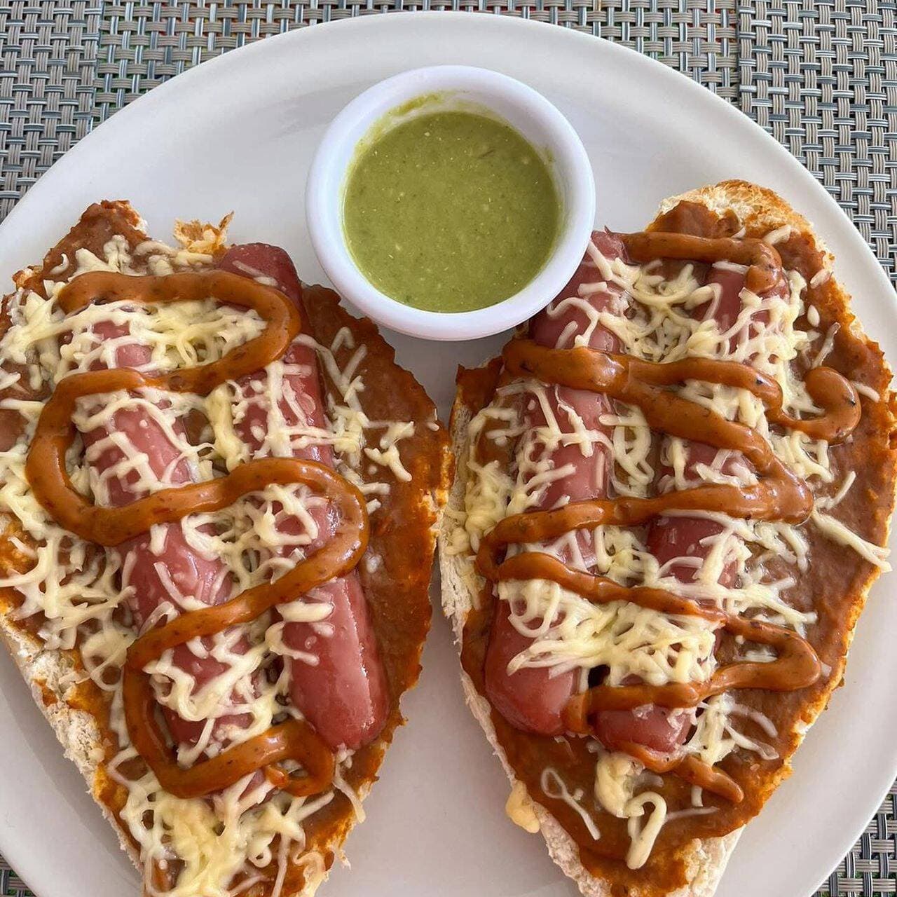 Molletes con salchicha