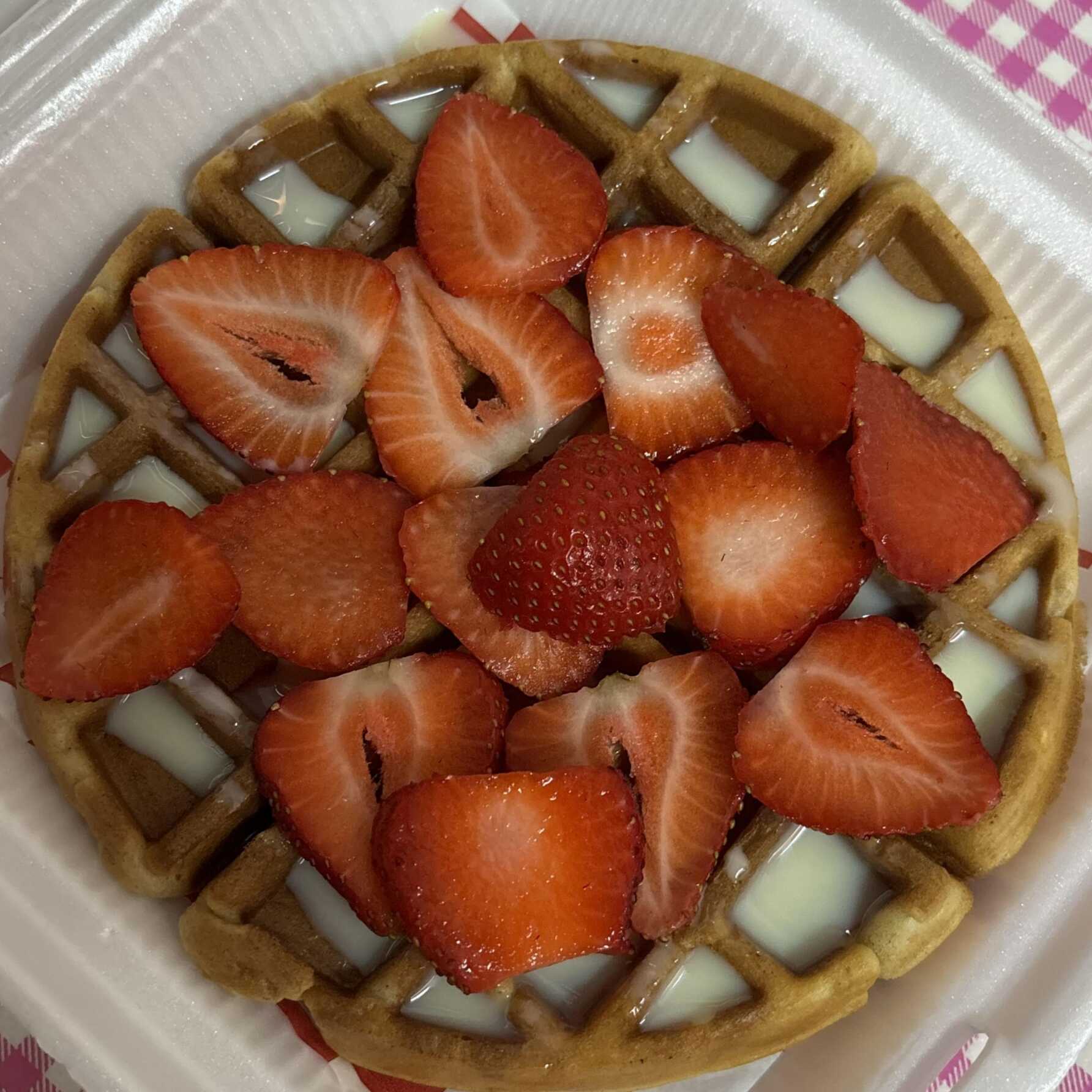 WAFFLE FRESA CON LECHERA