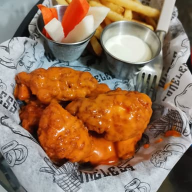 Boneless con Papas Gratis