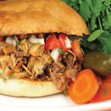 Combo 2 Tortas de Carnitas + 1 Agua.