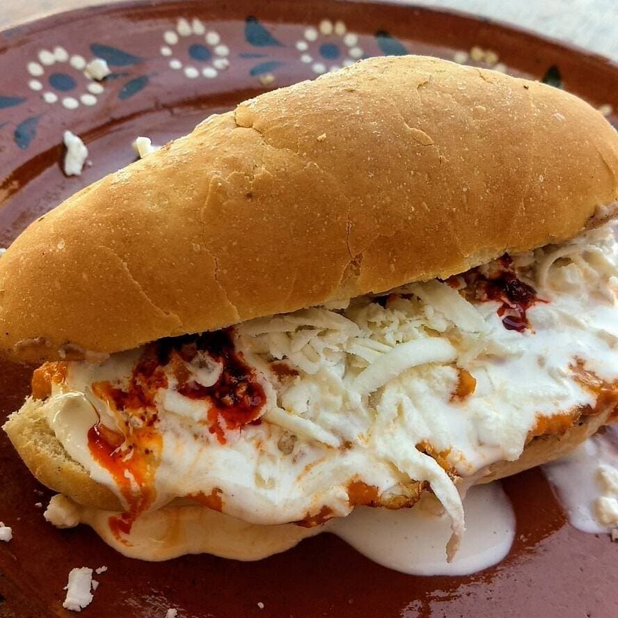 Combo 2 Tortas de Chilaquiles ROJOS + Bebida