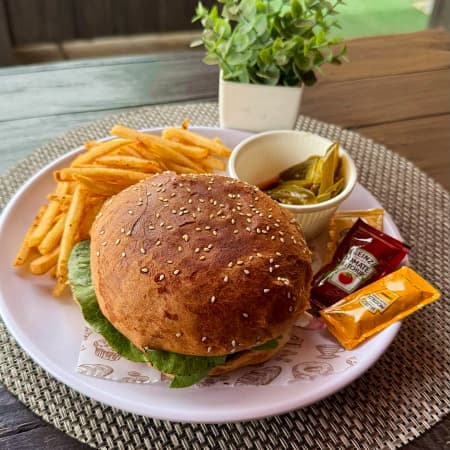HAMBURGUESA CON PAPAS